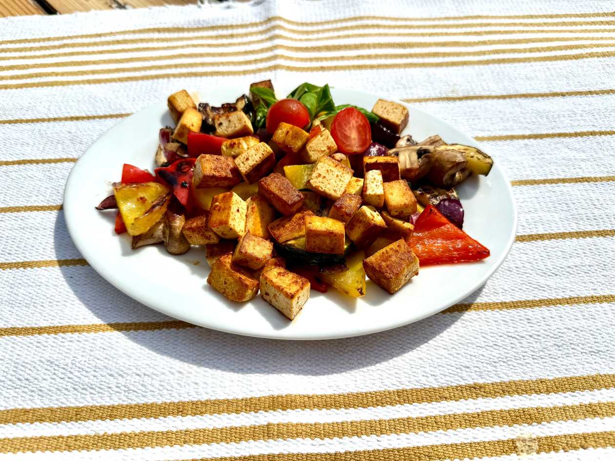 Grilovaný zeleninový tanier s grilovaným tofu