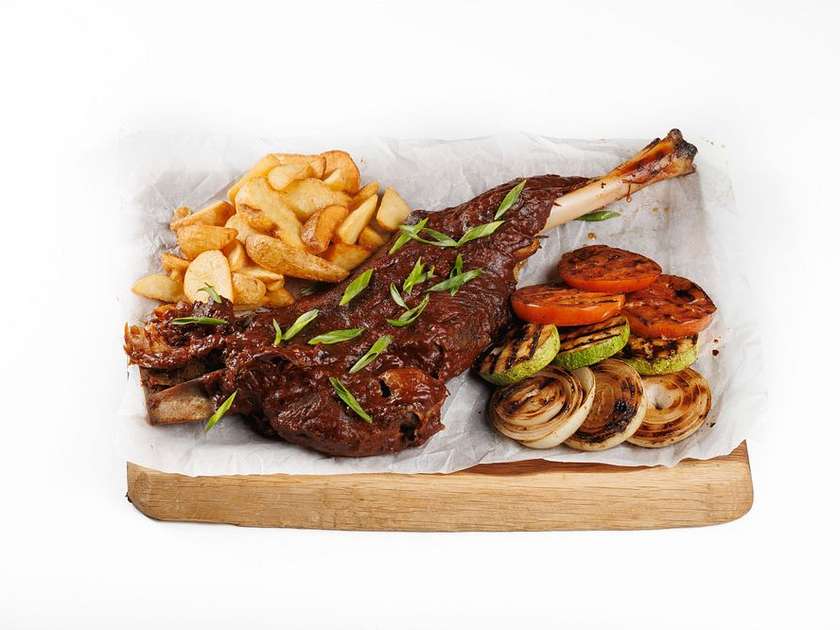 Лопатка ягняти з чорносливом в соусі BBQ