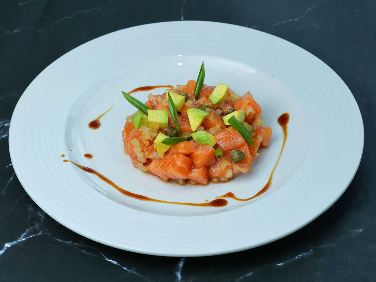 Tartar with salmon, avocado and sun-dried tomatoes