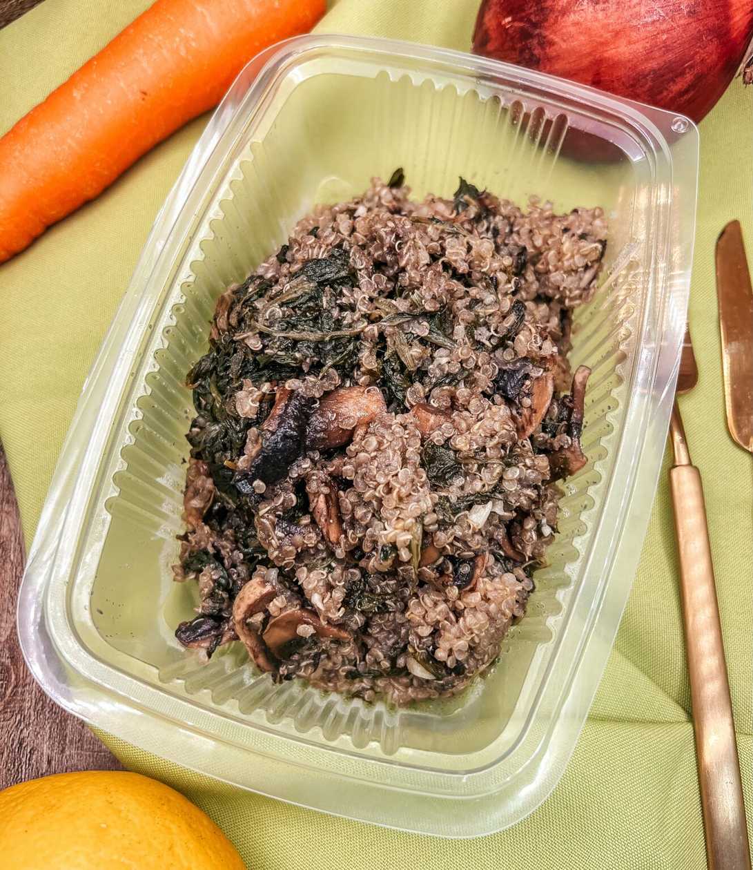 Quinoa com cogumelos, espinafres e parmesão (vegetariano)