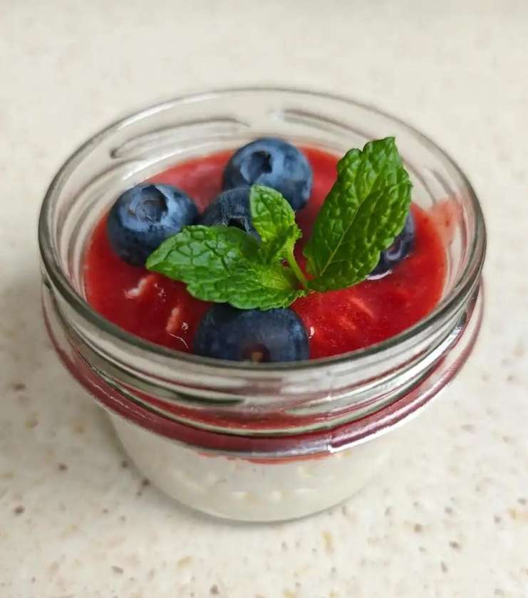 PANNA COTTA z musem truskawkowym