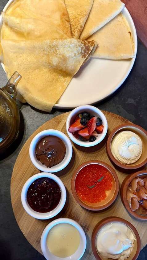 Set of 6 homemade crepes followed by 8 sides