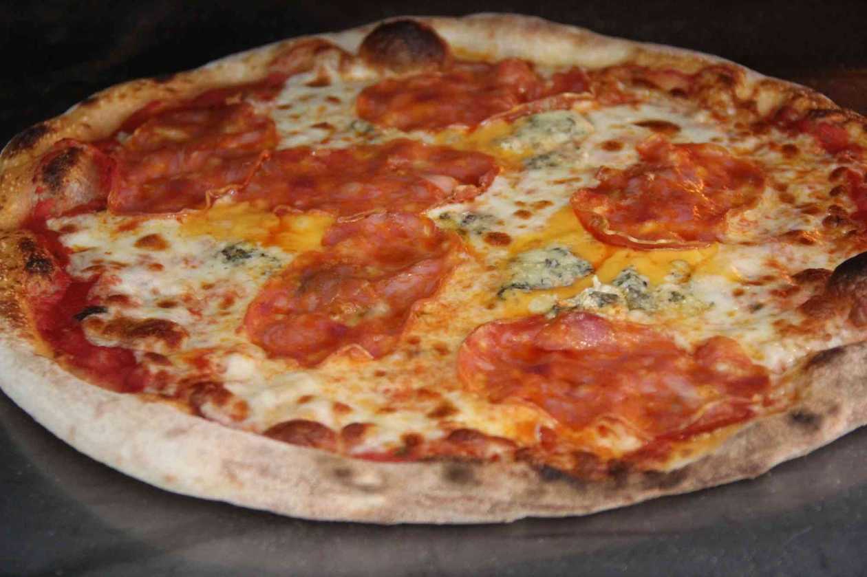 Pizza Quatro formagi con salami  32 cm