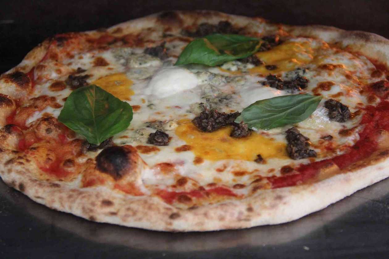 Pizza Quatro formagi cu trufe negre 32 cm