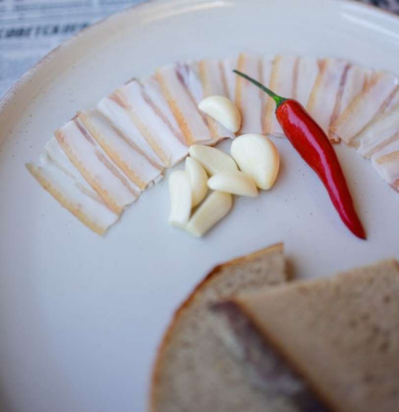 Salo with rye bread