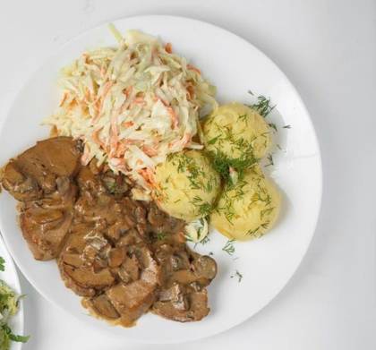 Karkówka pieczona z sosem BBQ, ziemniaki, surówka wiosenna, zupa pomidorowa z makaronem