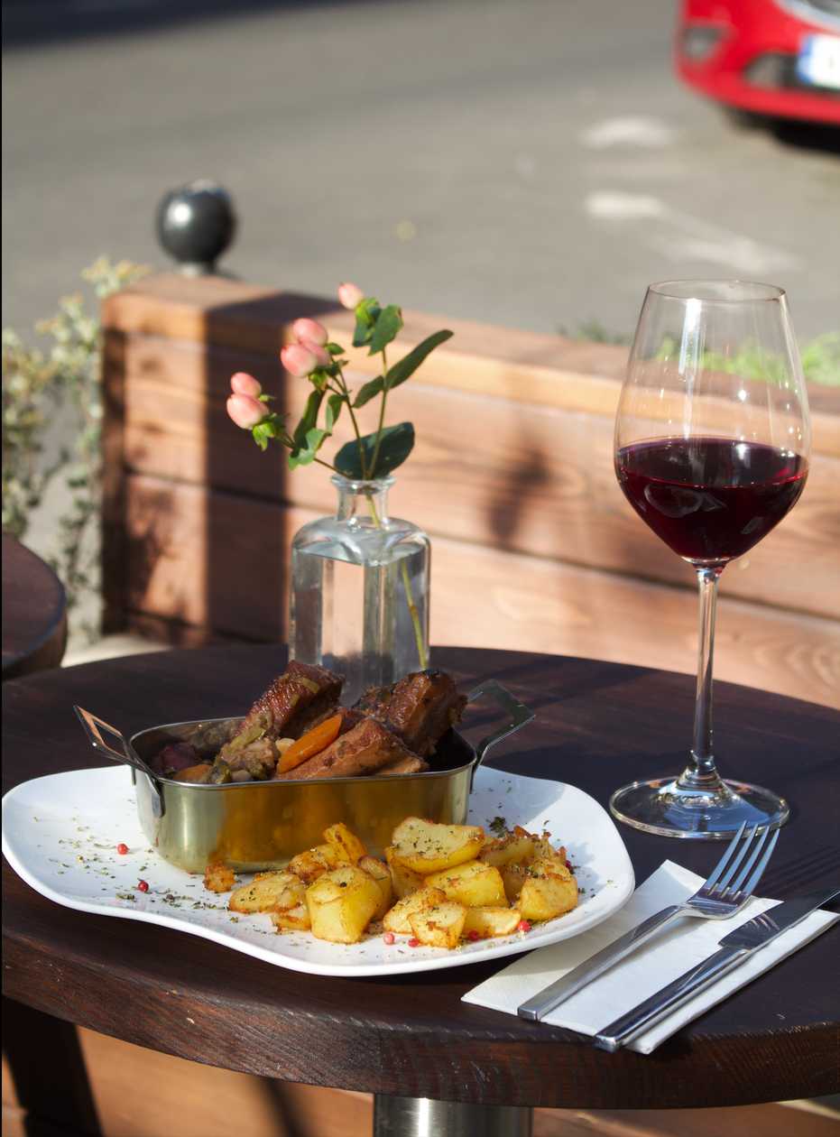 Ribs in Wine Sauce with Roasted Potatoes