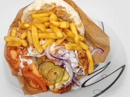 Mały kebab w bułce z frytkami
