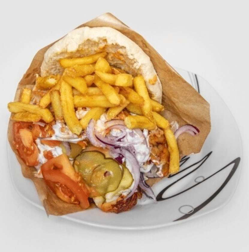 Kebab w bułce z frytkami