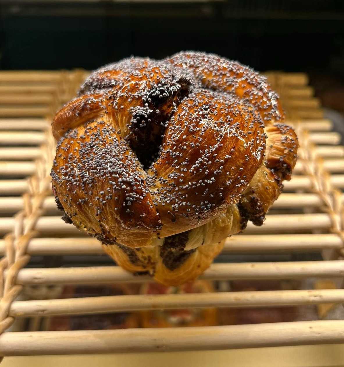 Kraffin with poppy seeds and lemon curd