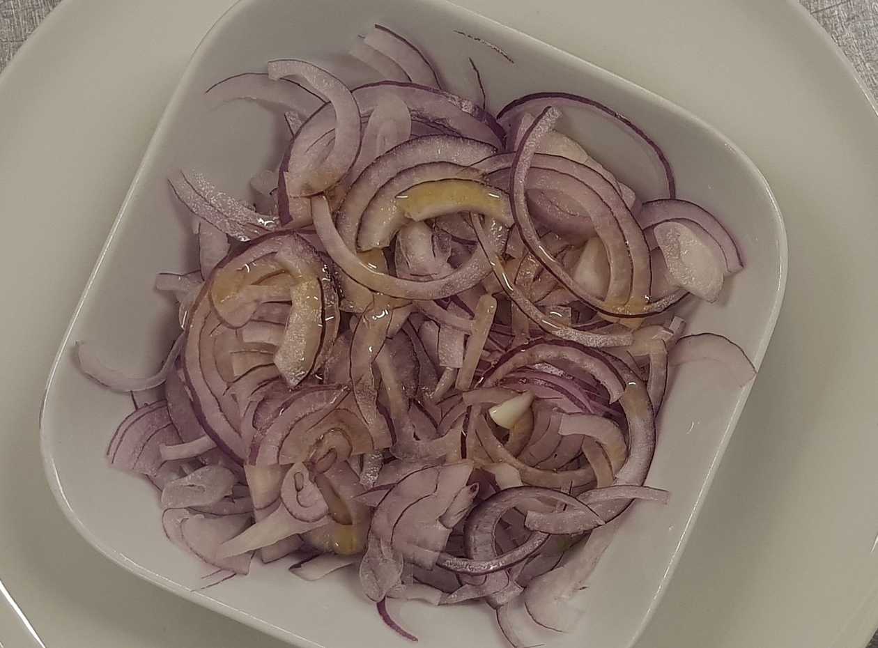 Salata de ceapa rosie