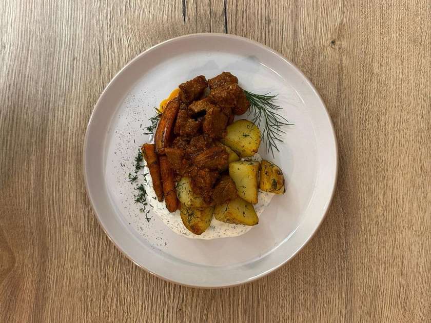 Mladé brambory s masem