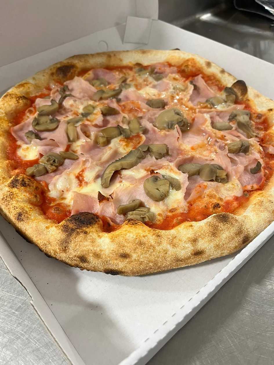 Pizza Prosciutto e Funghi