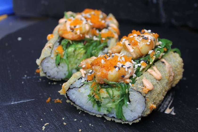 Sushi dog s morskými riasami a krevetou