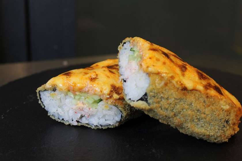 Sushi dog s údeným lososom