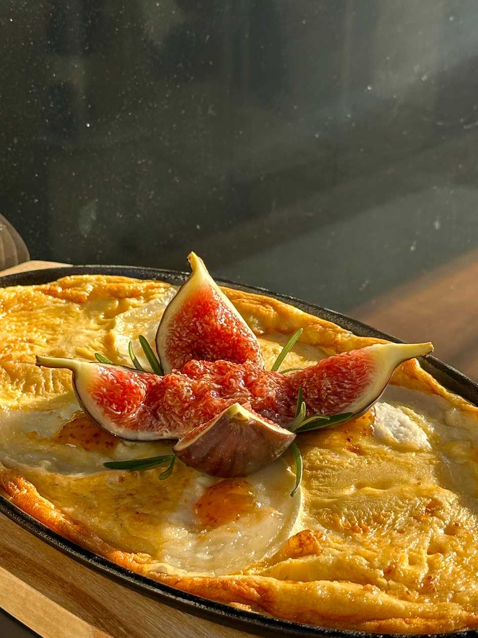 Omlet z kozim serem i świeżymi figami