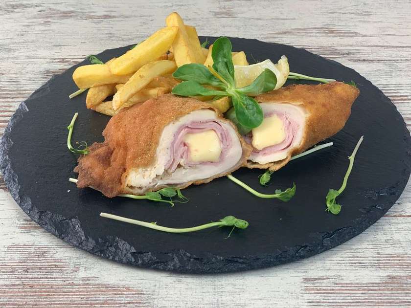 1. Zeleninový vývar s cestovinou, Gordon blue , americké zemiaky, tatárska om.