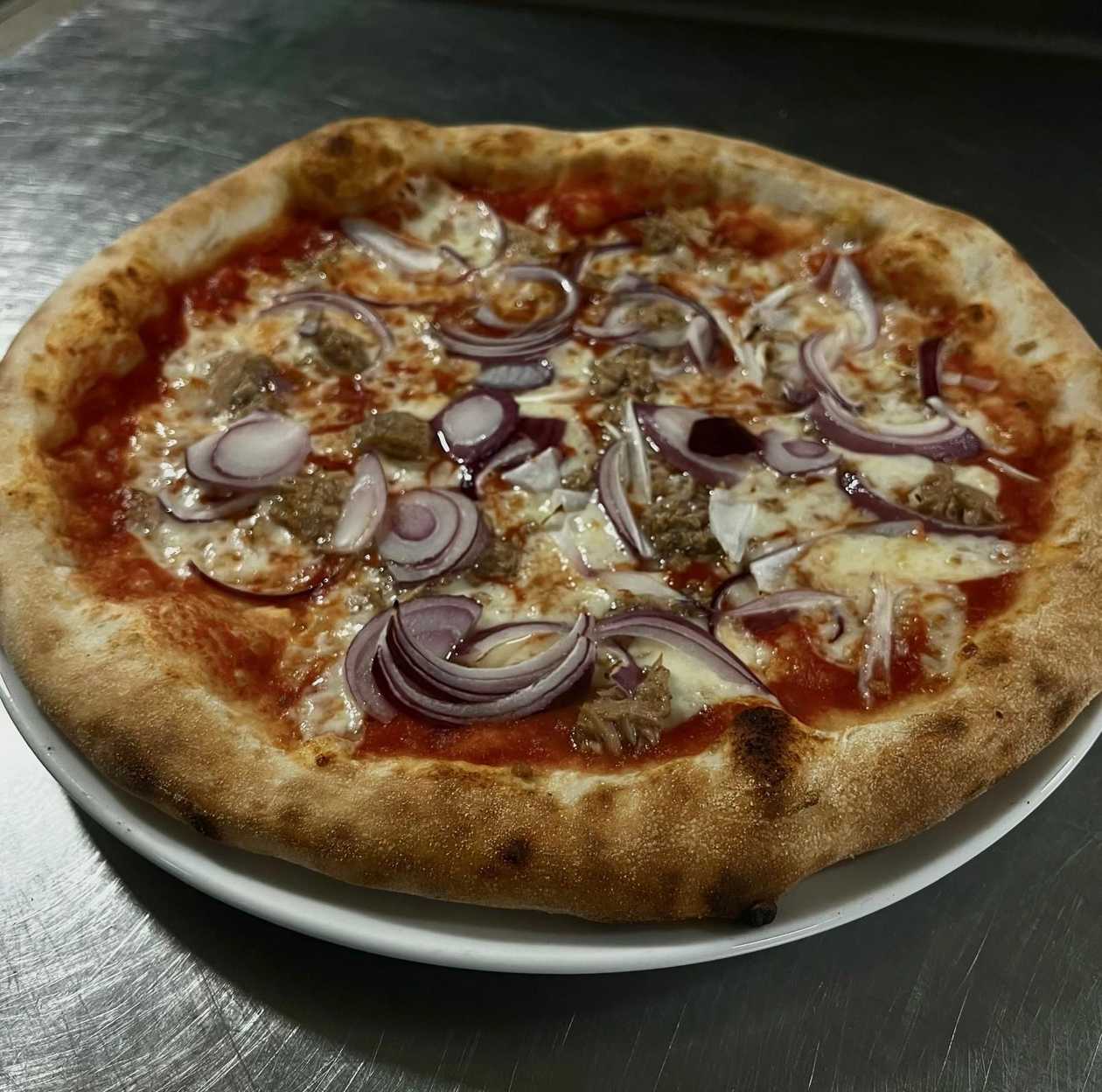 Pizza Tonno e Cipolla*