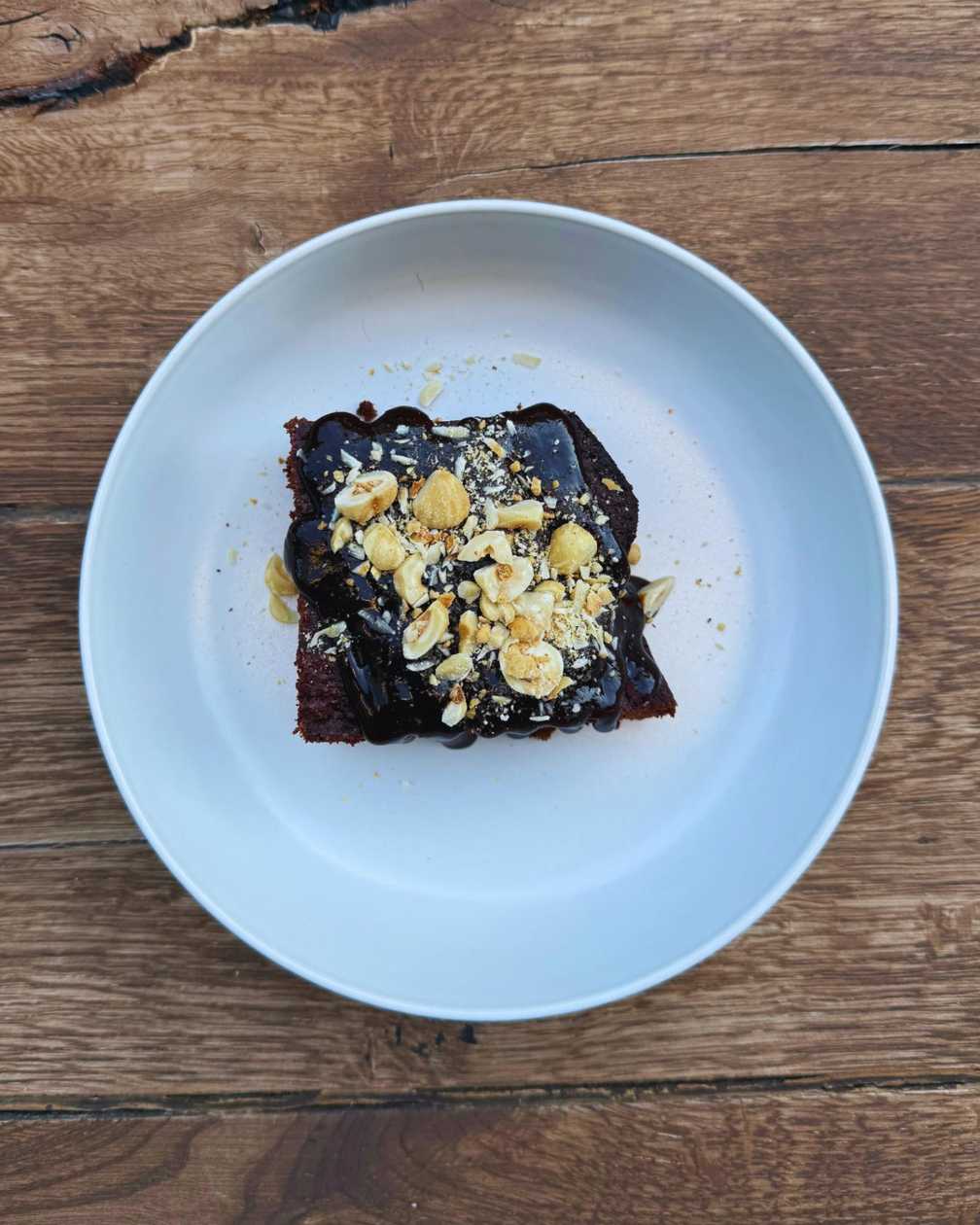 Brownies so slivkovým coulis s lieskovcami
