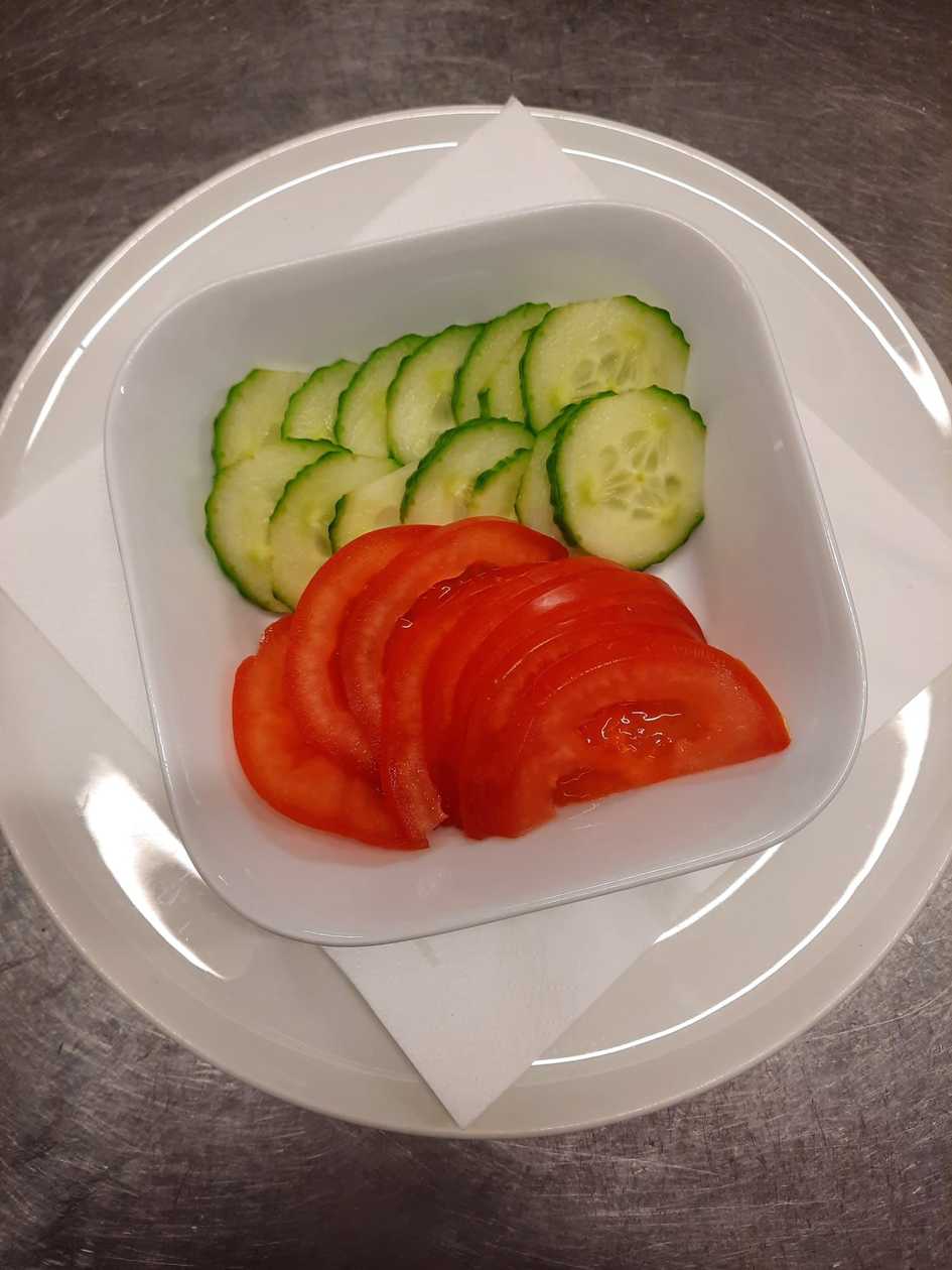 Salata de rosii si castraveti