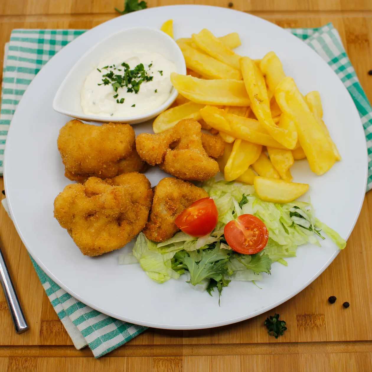 2. Zeleninový vývar s cestovinou, Vyprážaný karfiol, hranolky, tatárska om.