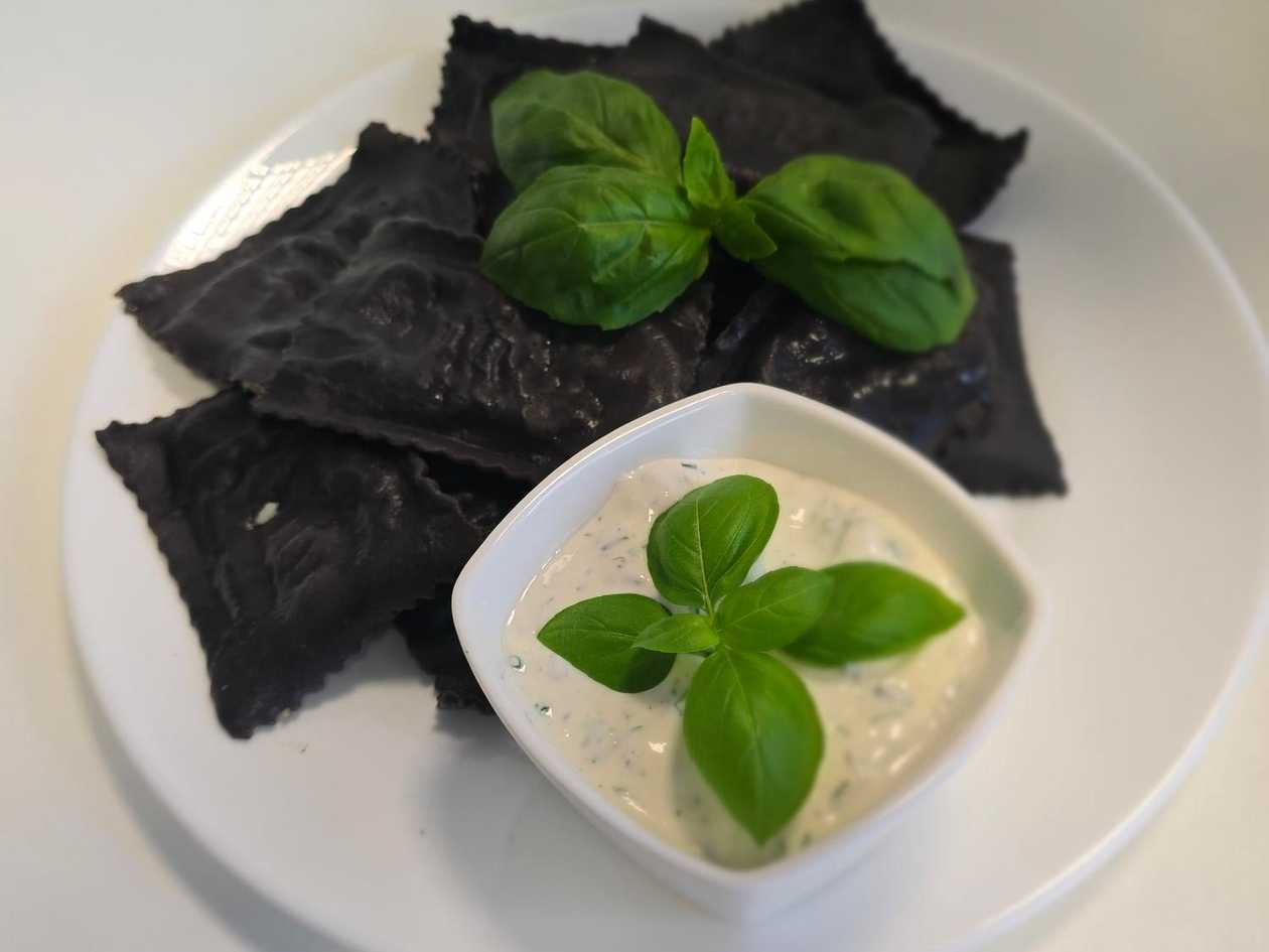Czarne Ravioli z Krewetkami i sosem czosnkowo- ziołowym