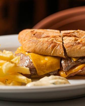 Prego em Pao Cheddar com Batata Frita