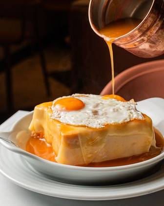 Francesinha com Ovo
