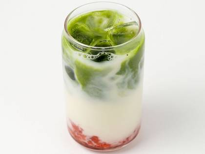 Truskawkowe matcha latte