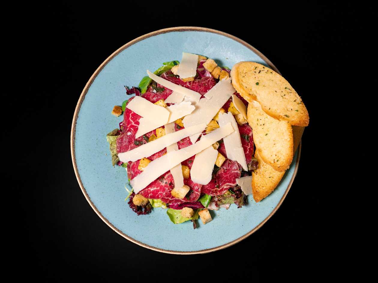 Hovězí Carpaccio na Variaci Trhaných Salátů