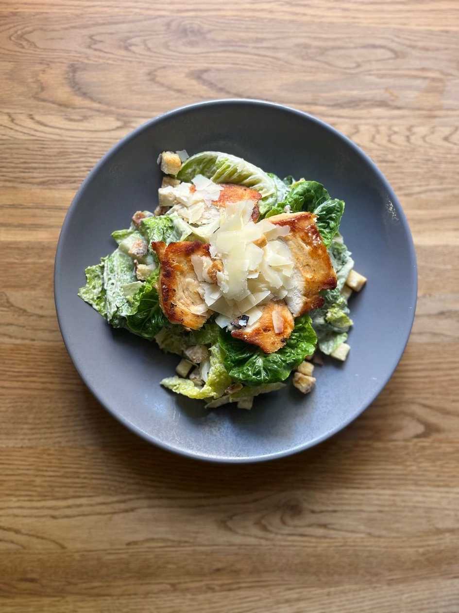 Salát Caesar s římskými listy, grilovaným kuřetem a krutonky s parmezánem