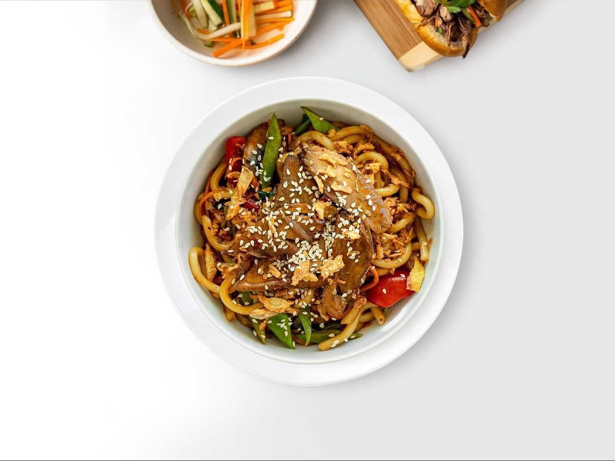 Fried udon noodles with duck