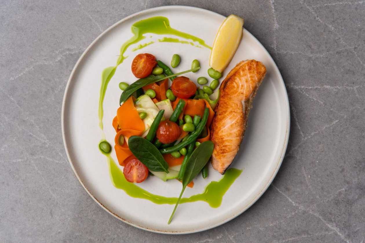 Лосось запечений з овочами