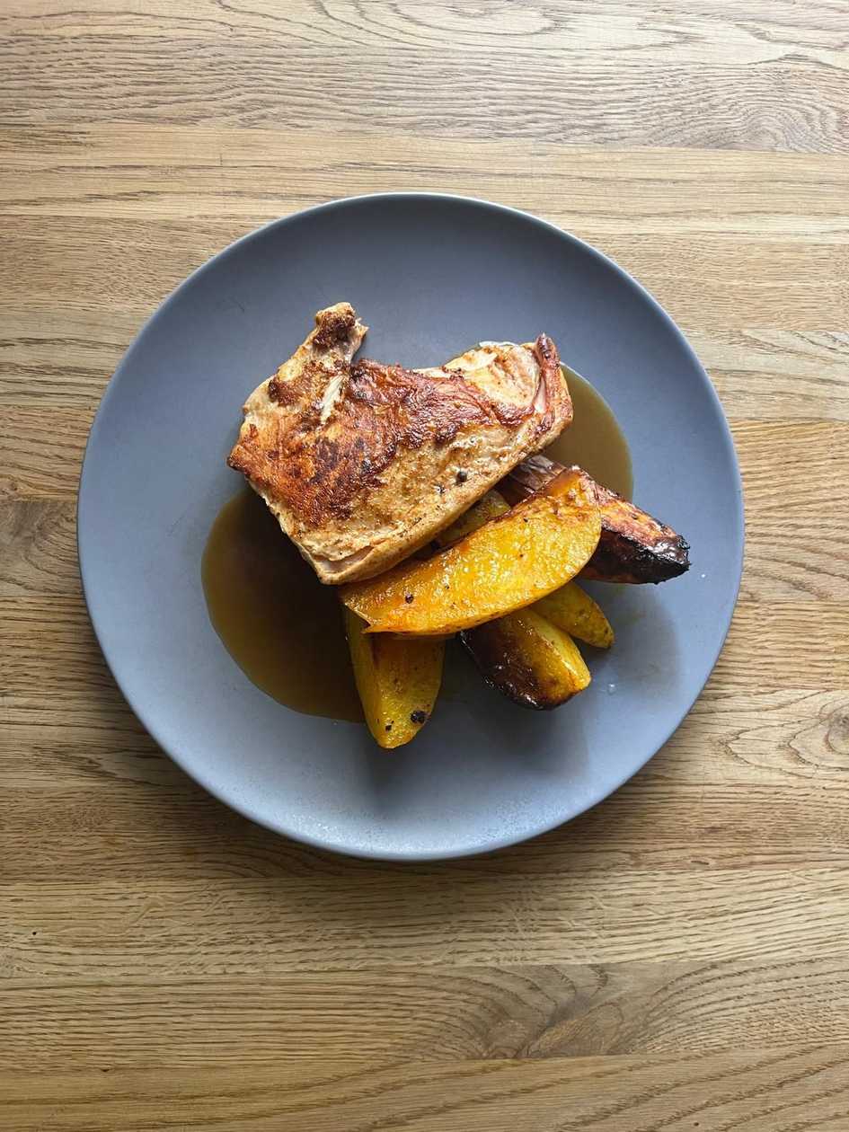 Grilovaný kuřecí supreme připravený metodou souse-vide, naše pikantní brambory, silný výpek