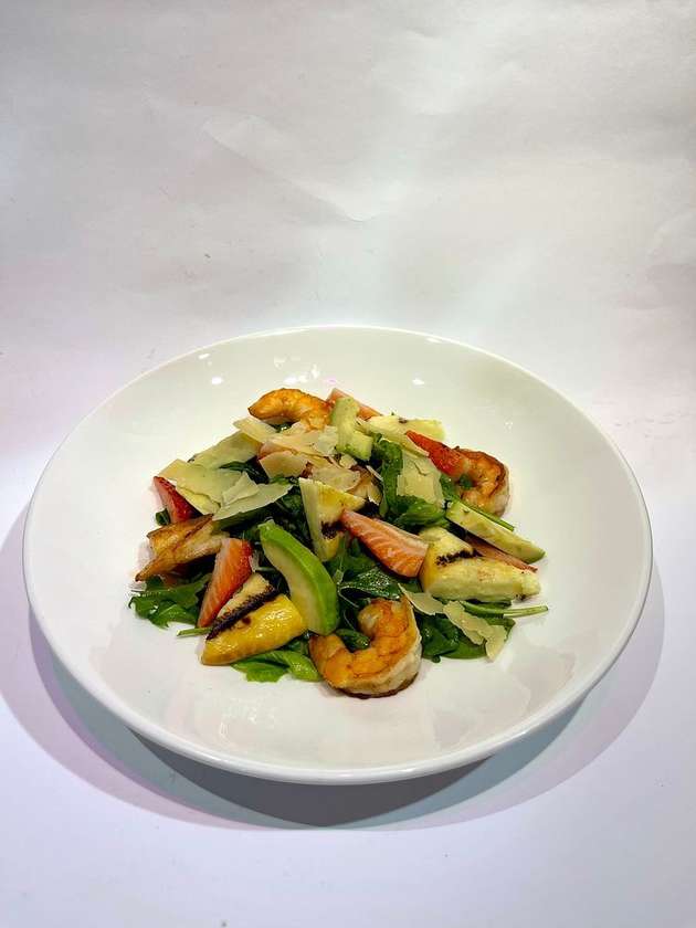 Salad with shrimp, avocado and Halloumi cheese