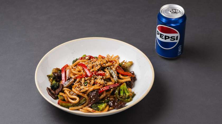 Hoisin udon makaronai su jautiena + „Pepsi“ gėrimas (0.33 l) | 1 asm.