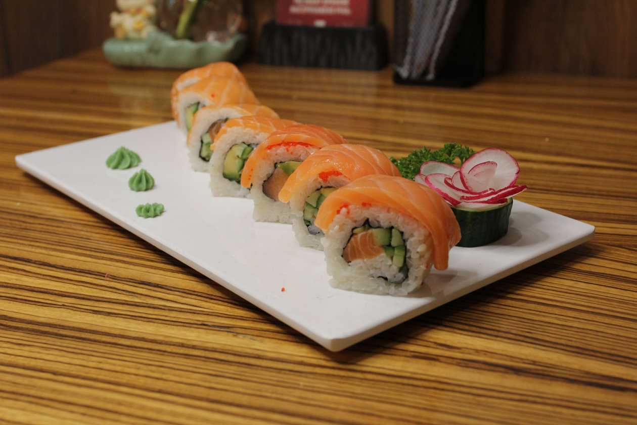 S13.Sake rolls cucumber, salmon slices (4,6) 8 pcs