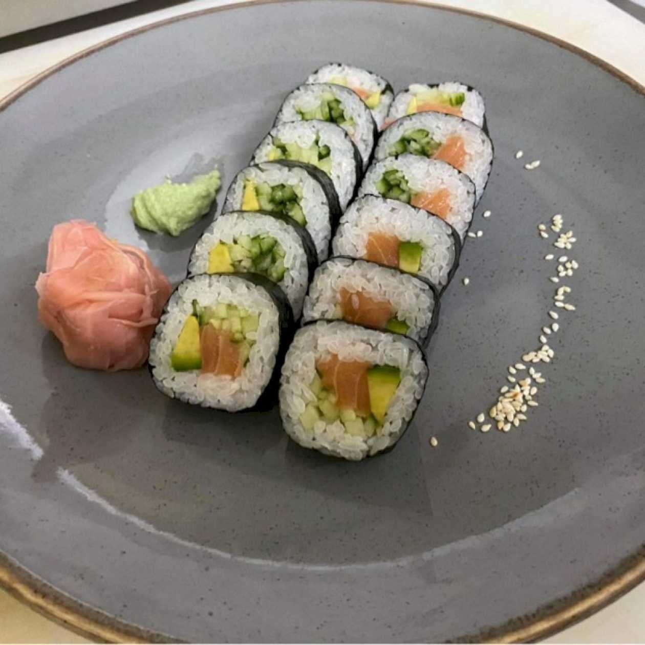 Futomaki Salmon 12pcs