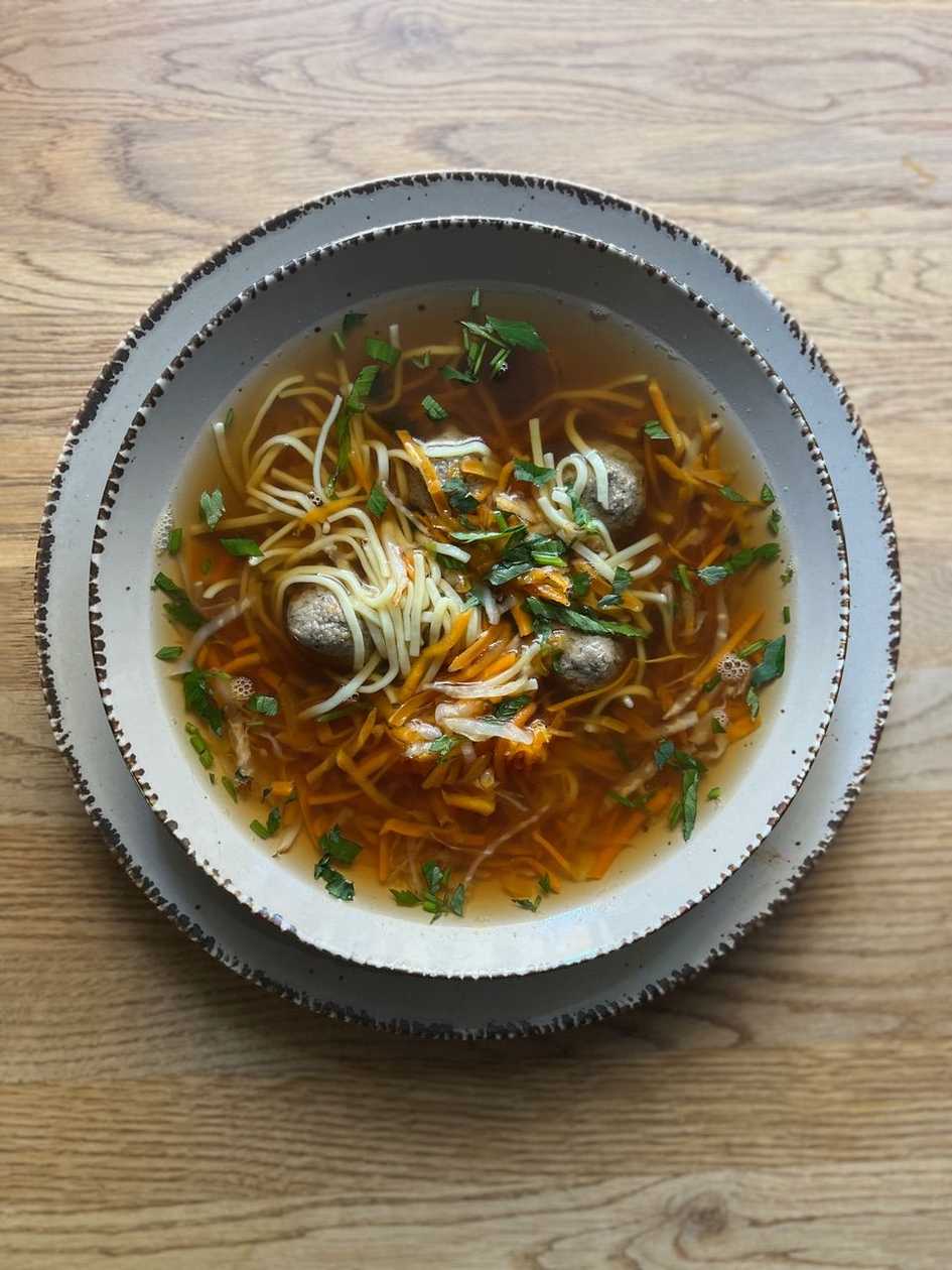 Hovězí vývar s játrovými knedlíčky, nudlemi a zeleninou