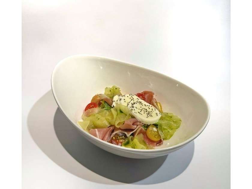 Salad with ham, mozzarella and fresh strawberries