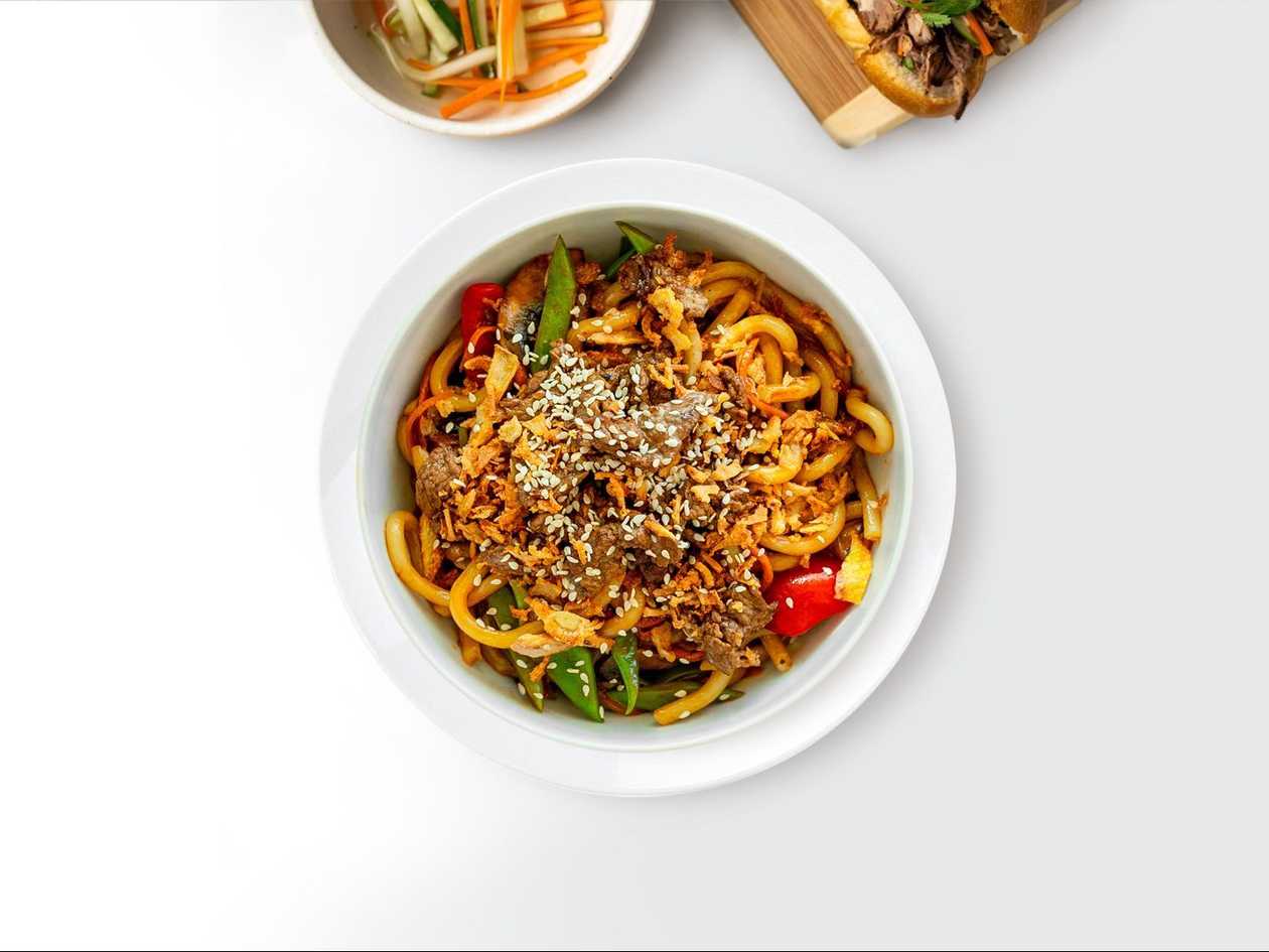 Fried udon noodles with chicken