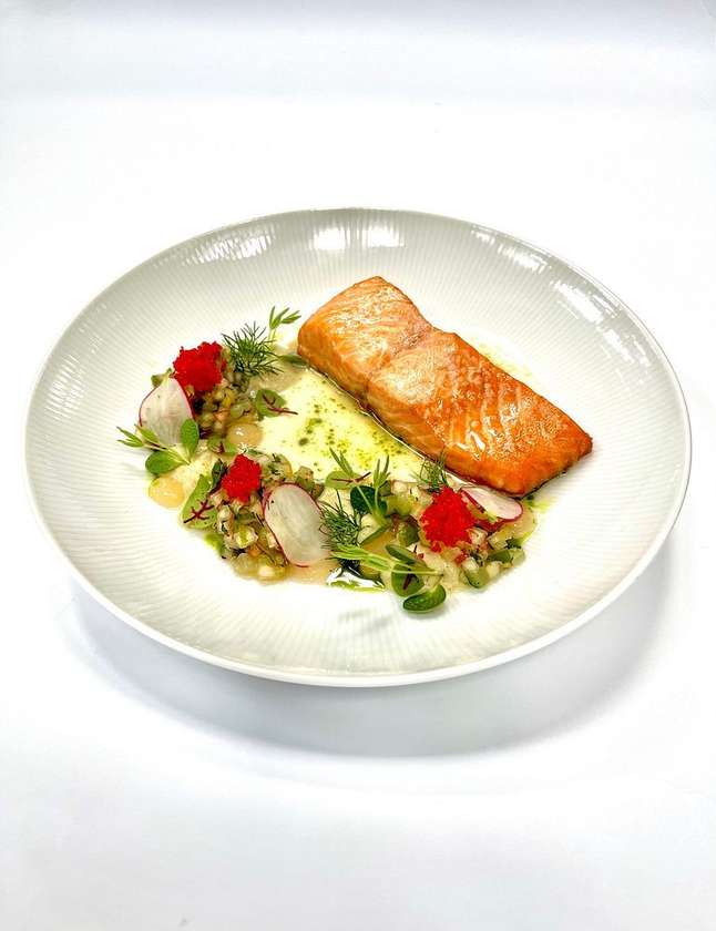 Grilled salmon fillet with apple-cucumber chutney and spicy fennel puree