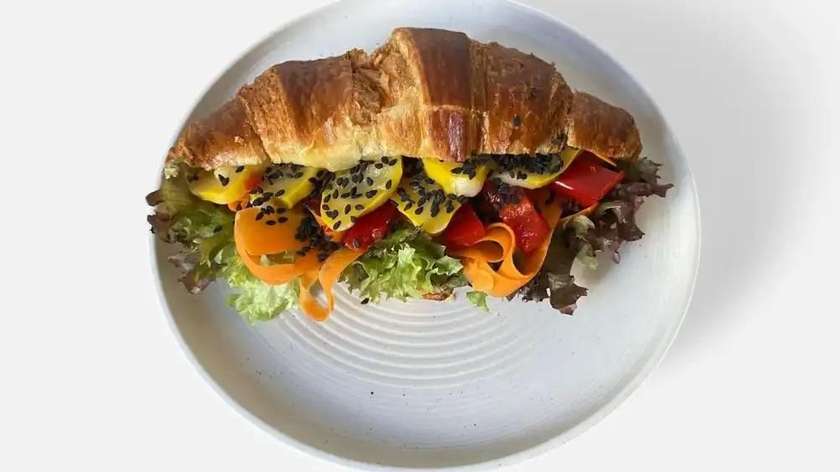 Zestaw śniadaniowy: croissant wytrawny + napój