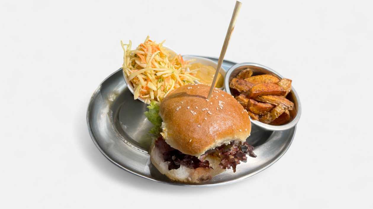 Burger, americké brambory, zelný salát, koktejlová omáčka