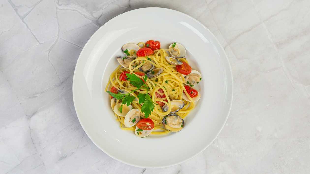 Linguine with Clams and Cherry Tomatoes