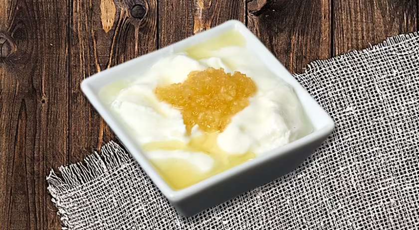 Bílý jogurt s česnekem