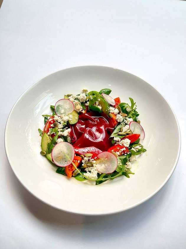 Vegetable salad with smoked cheese