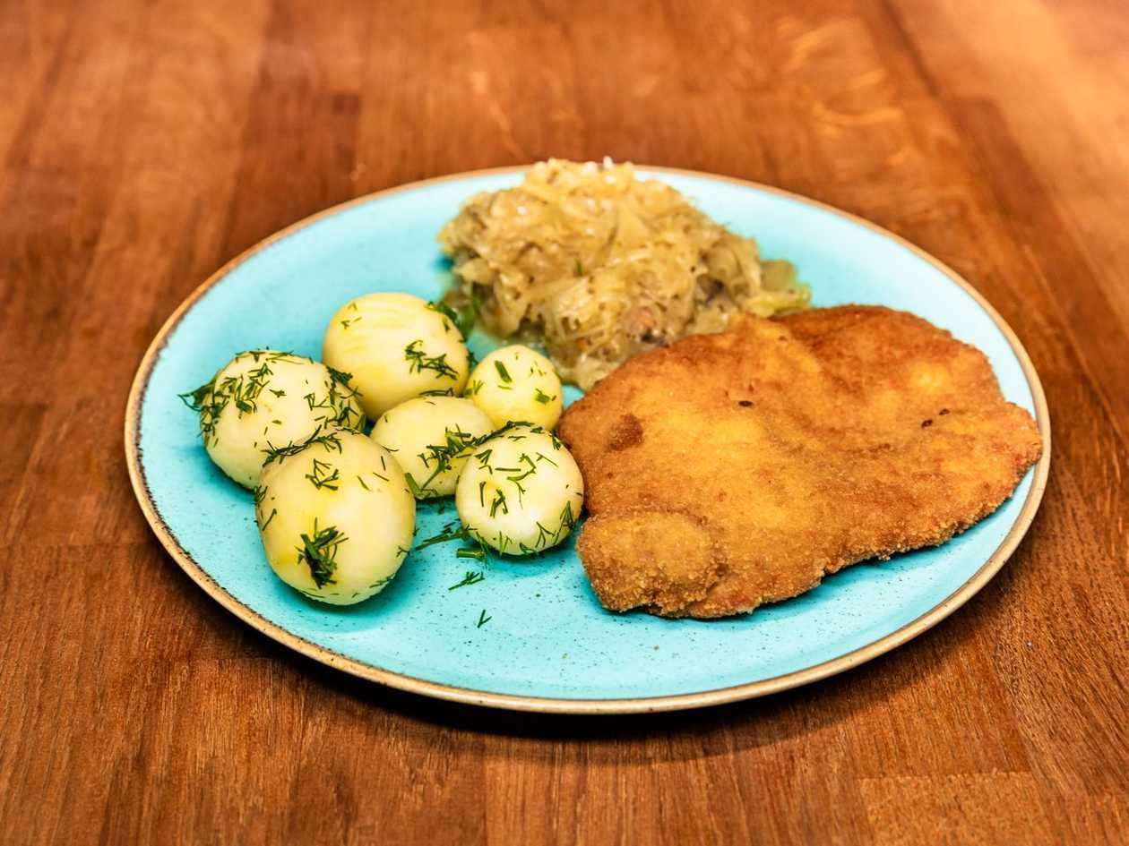 Savoy schnitzel from chicken or pork