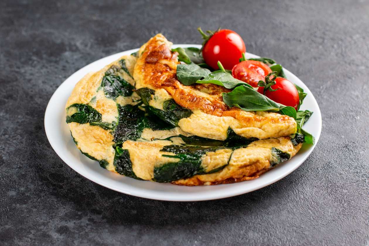 Omeleta s paradajkami a baby špenátom