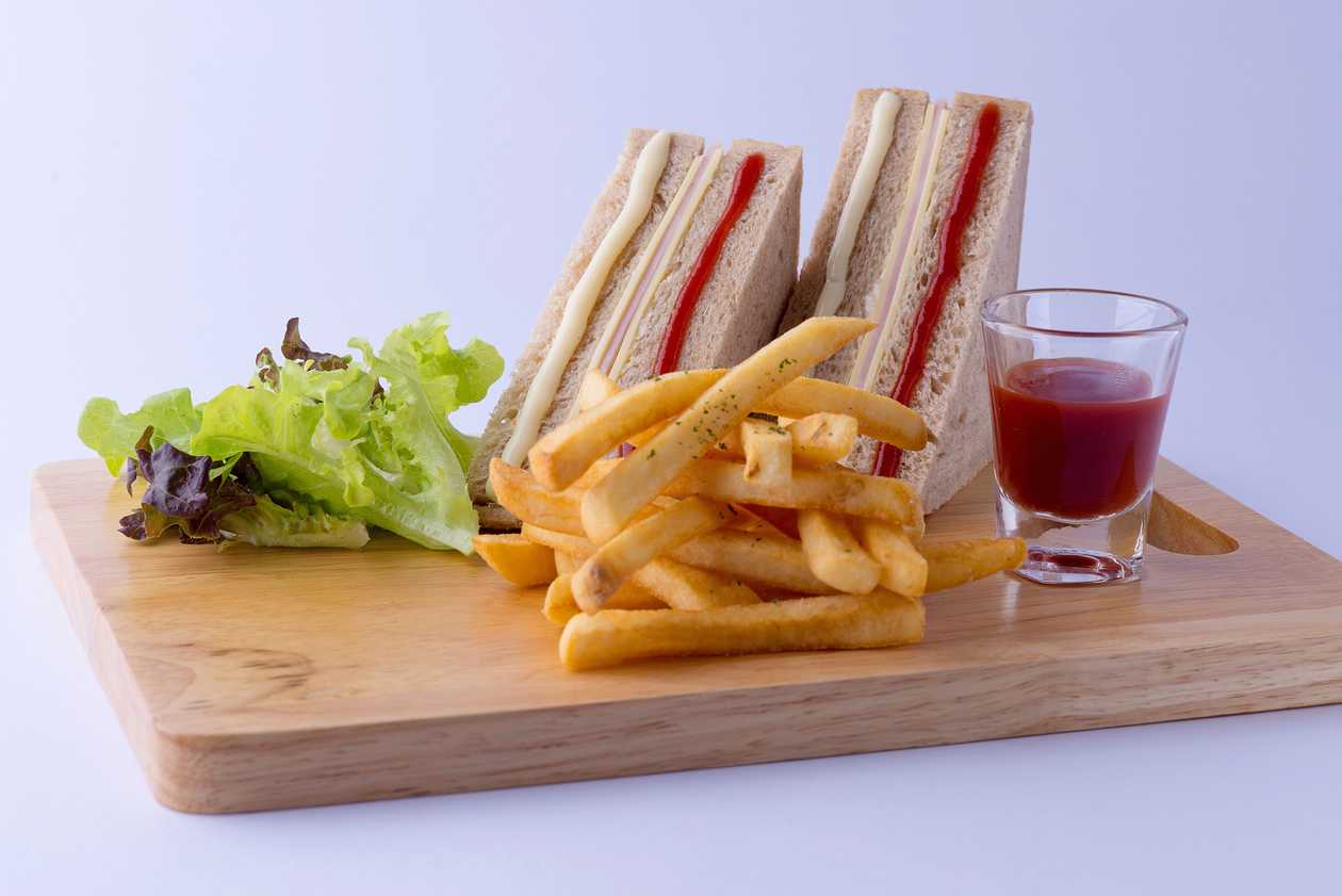 Chlieb vo vajci (syr, kečup)